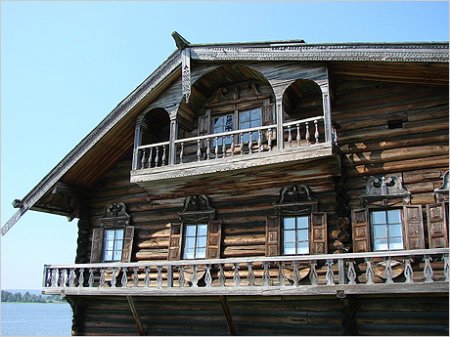 Защита от атмосферного влияния деревянного балкона