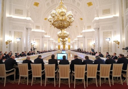 Глава Магаданской области прибыл в Москву для обсуждения вопросов доступности жилья и застройку новых